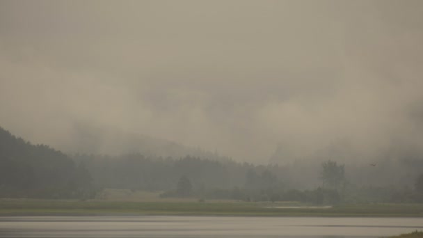 Brouillard le matin Time-Lapse Lake dans les montagnes — Video