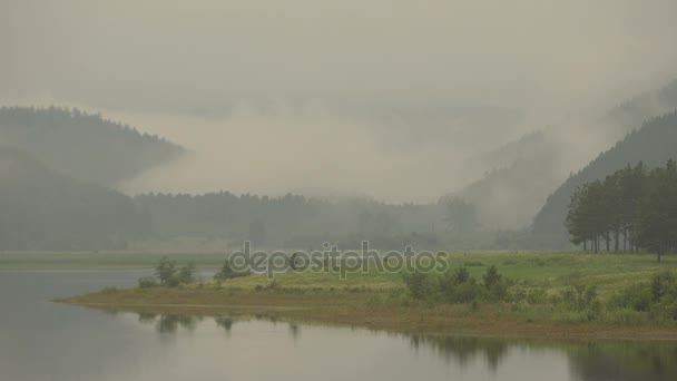 Mgła w rano Time-Lapse jezioro w górach — Wideo stockowe
