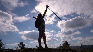 Zevk güzel bulutlar dağlarda çerçevede kontrast kadın turist jesti