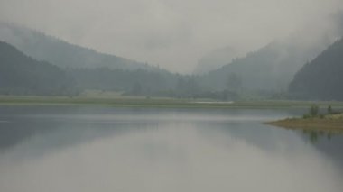 Sabah hızlandırılmış göl Dağları'nda siste