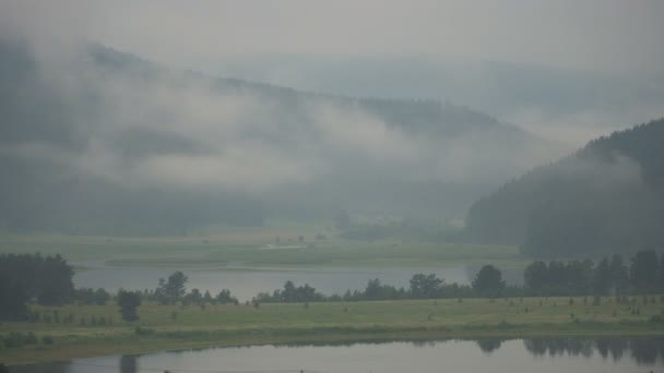 在早上时移湖山雾 — 图库视频影像