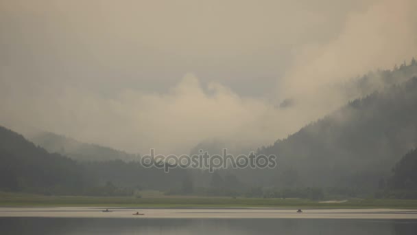 Reggel Time-Lapse tóban, a hegyek a köd — Stock videók