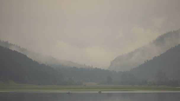Ομίχλη το πρωί Time-Lapse λίμνη στα βουνά — Αρχείο Βίντεο