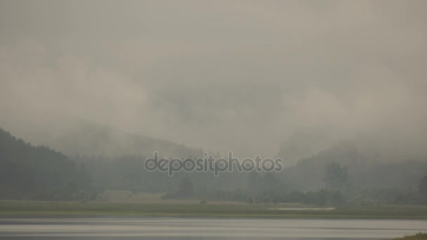 Brouillard le matin Time-Lapse Lake dans les montagnes — Video