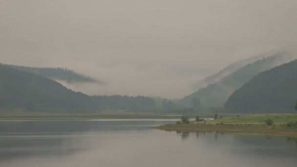 在早上时移湖山雾 — 图库视频影像