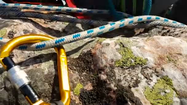 La corda da arrampicata fissa la carabina Close-Up — Video Stock