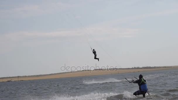 Kitsurfing sportowców z Kiter wykonywać sztuczki — Wideo stockowe