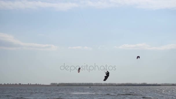 Kitsurfing αθλητές του Kiter εκτελεί κόλπα — Αρχείο Βίντεο