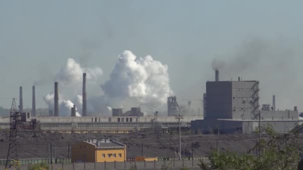 Zanieczyszczenie Atmosfery Przez Przemysłowe Przedsiębiorstwo Przemysłu Metalurgicznego — Wideo stockowe