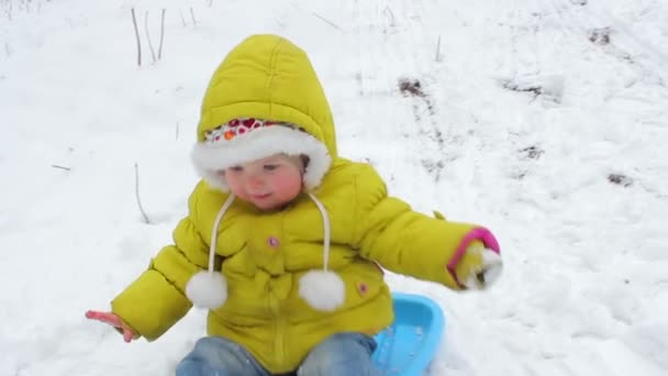 滑雪橇下来的小山和微笑的小女孩 — 图库视频影像