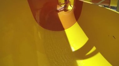 Kızlar su slaytta aşağı gidiyor