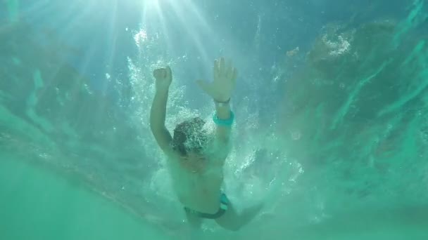 Chłopiec pływanie pod wodą — Wideo stockowe