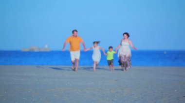 Aile sahilde yürüyor. 