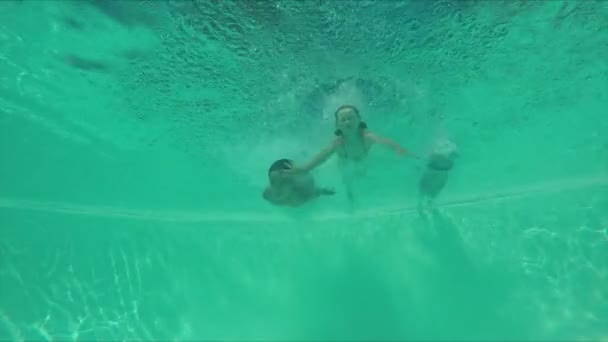 Children swimming underwater — Stockvideo