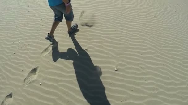 Tracce di piedi nudi nella sabbia — Video Stock