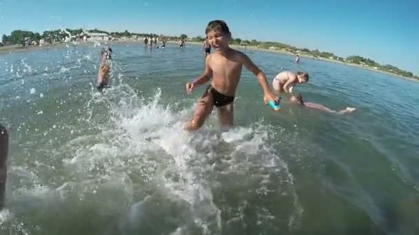 Gelukkige kinderen spelen in het water — Stockvideo