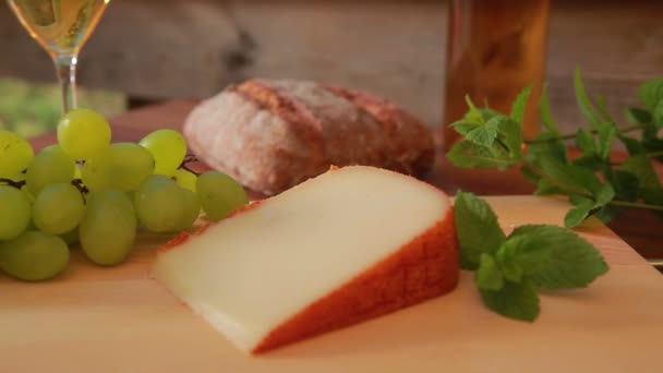 硬质干酪与白葡萄酒 — 图库视频影像