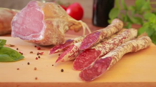 Carnes curadas e salsichas caseiras — Vídeo de Stock