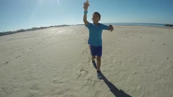 Niño con un avión de papel — Vídeos de Stock