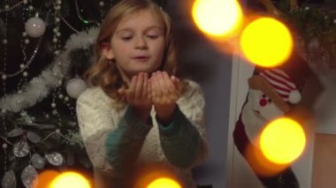 kız Noel ağacı tarafından