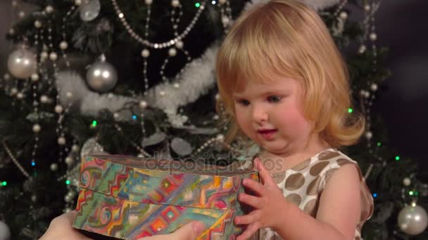 Κορίτσι άνοιγμα δώρο — Αρχείο Βίντεο
