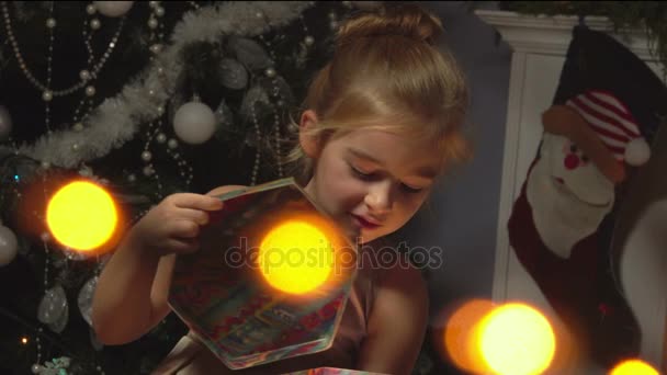 Μικρό κορίτσι άνοιγμα δώρο — Αρχείο Βίντεο