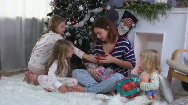 mutlu bir aile Noel açılış sunar