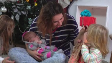 mutlu bir aile Noel açılış sunar