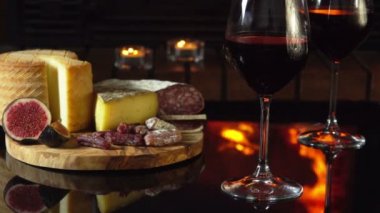 Şöminenin yanında hizmet tablo