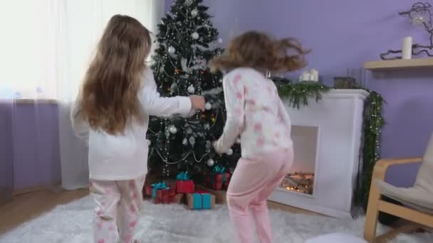 Pequenas meninas presente de abertura — Vídeo de Stock