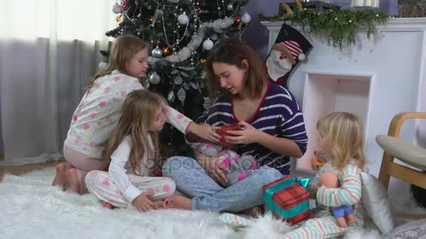 Openen van Kerstmis en gelukkige familie presenteert — Stockvideo