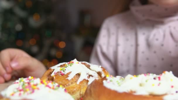 Menina polvilha muffin com confete — Vídeo de Stock