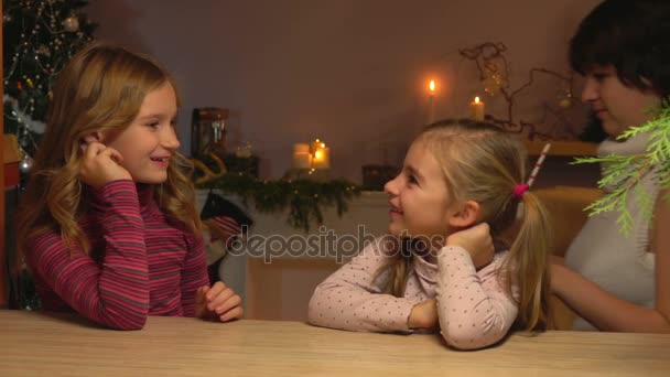Мама дает девочкам горячий шоколад — стоковое видео