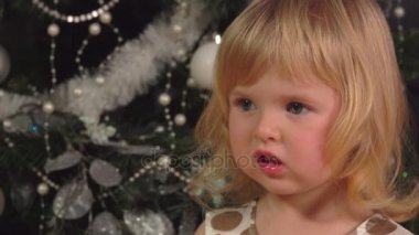 Küçük kız yeni yıl hediye açar