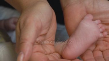 Bir yetişkinin elinde babys bacak