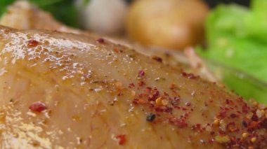 Baharat tavuk close-up düşüyor