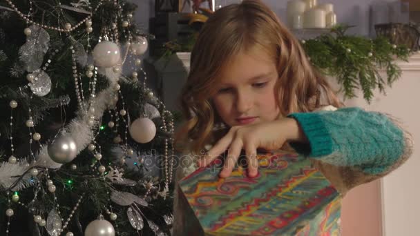Chica abrir cajas con regalos — Vídeos de Stock