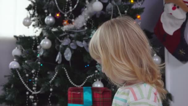 Küçük kız Noel ağacının yanında gülüyor — Stok video