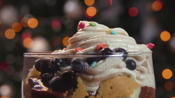 Farbige Sterne fallen auf das fertige süße Dessert — Stockvideo
