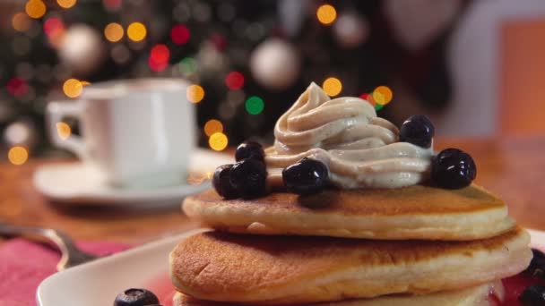 Panoramma op een stapel pannenkoeken en een kop warme koffie — Stockvideo