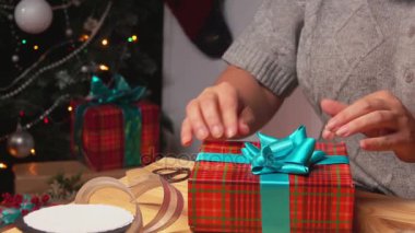 paketlenmiş Hediyelik Noel ağacının altında ellerini