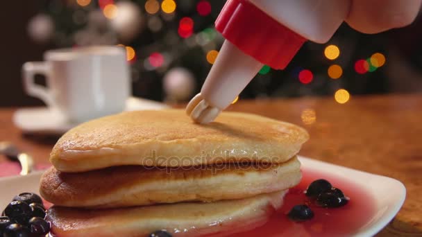 Confectionery syringe puts cream in stack of pancakes — Stock Video