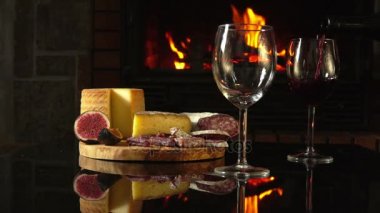 Kırmızı şarap gözlük içine dökülür