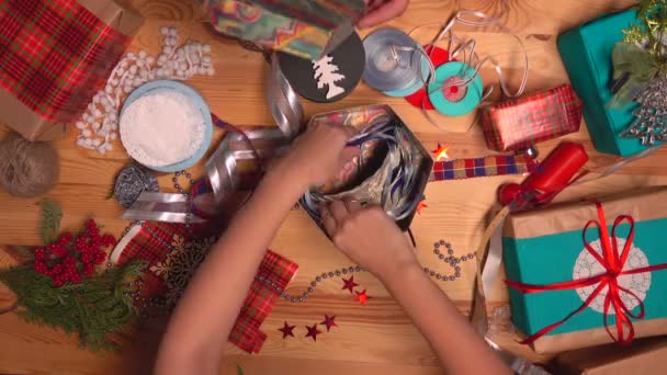 Руки упакованных подарков на Рождество — стоковое видео