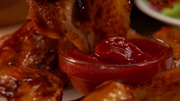 Asas de frango fritas com ketchup — Vídeo de Stock