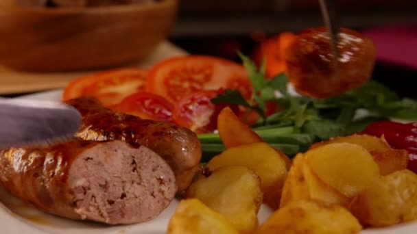 Cena con salsicce alla griglia — Video Stock