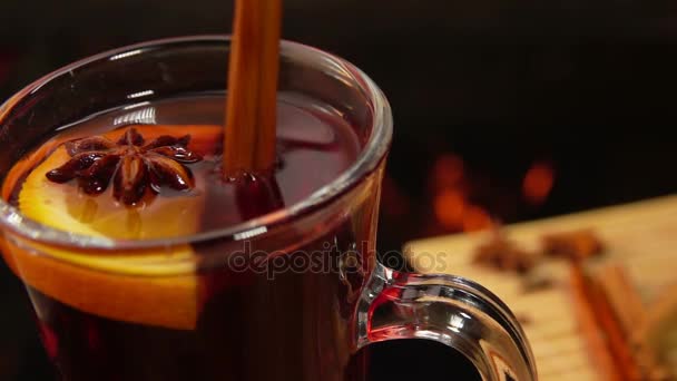 Bâtonnets de cannelle tombant d'en haut dans une belle tasse de vin chaud — Video