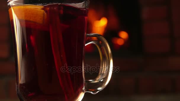 Cinnamon sticks falls into a beautiful mug of mulled wine — Stock Video