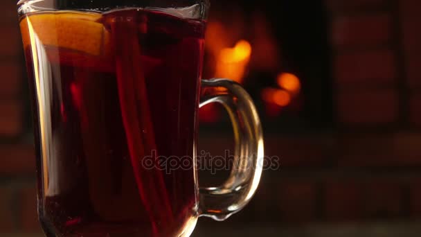 Palitos de canela cae en una hermosa taza de vino caliente — Vídeos de Stock