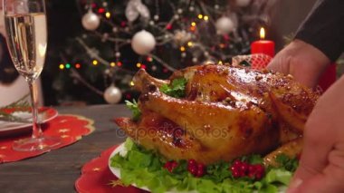 Şenlikli masaya koyun tavuk yemek